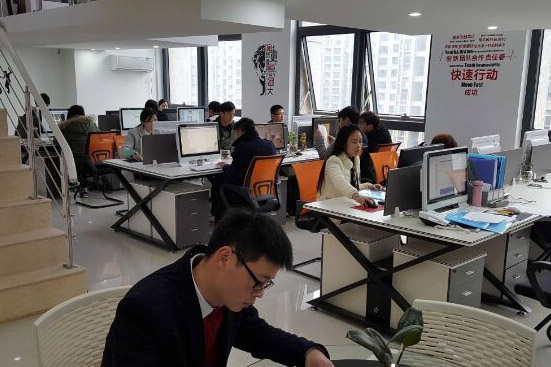 　　无人售货店，顾名思义就是不需要人员参与销售的店铺。  　　无人售货店的概念早在70年代的中国就已经有新闻报道了，只不过在当时是传统售货店的一种变种，其目的就在于体现现在社会的道德水准，其运营模式也还是传统店铺，只不过是省略了守护偶按环节。经过市场的检验，仅仅靠人的自觉性是无法实现无人售货的。毕竟是商业经营不是公益事业。  　　无人售货店的出现带来了全新的购物体验，并且在90年代迅速的在欧美、日韩等发达国家普及。到了二十一世纪，随着我国经济的飞速发展，各种人力、物力、店铺租金等成本地增加，使得传统店铺的经营成本成倍增加。无人售货店因此得到了发展的机遇，而如今的自动售货机内主要是以饮料自助售卖为主。自动售水机、自动果汁机、自动图书机等设备的出现逐渐走进人们的生活。但是这些都是以规模化的经营为主，利润不高，维护成本高。嘿漫网络科技有限公司在多年开发智能科技设备的过程中发现，成人用品在这一领域实属高利润，高销售业绩的产品，也正是由于他的高度隐私所以成为了嘿漫的首选创收利器。成人用品不仅适合自动售货而且也非常适合人们创业开店。  　　嘿漫拥有专业的技术力量，开发出专门用于销售成人用品的嘿漫成人无人售货店，并注册了“嘿漫成人”商标，面向全国推广“嘿漫成人”24小时无人售货店项目，“嘿漫成人”无人售货店，采用专用设备，可以销售各种规格的成人用品和计生用品，可以自动接收和找零1-100元纸币、硬币、设备采用高强度大尺寸的防砸玻璃，工业钢板制作，美观大方，店内安装监控摄像安全系数极高。嘿漫成人无人自助售货店既可以避免消费者购买成人用品的尴尬，做到随到随买的客户需求。嘿漫成人总部统一提供货源、免费调换货，保证每个无人售货店产品物美价廉，零库存经营。  　　嘿漫成人无人售货店运营总部对每个加盟商都提供免费的上门选址，免费指导装修设计，免费上门安装设备和开业营销培训。嘿漫成人积极推进全民船业推动经济发展。推出各种优势全力扶持人们的创业诉求，并且嘿漫成人24小时无人售货店也得到了凯苏的发展，为推动我国成人用品行业而努力，用心帮助每一位有梦想的创业者实现致富。